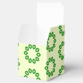 Groene bladeren in een cirkel op geel bedankdoosjes (Geopend)