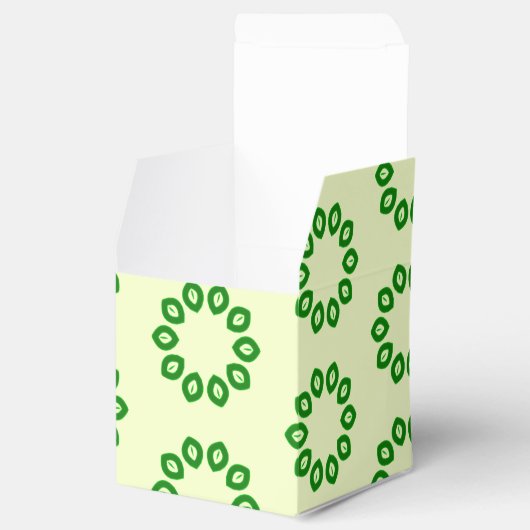 Groene bladeren in een cirkel op geel bedankdoosjes (Geopend)