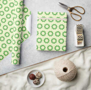 Groene bladeren in een cirkel op geel cadeaupapier