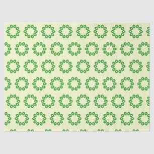 Groene bladeren in een cirkel op geel tissuepapier