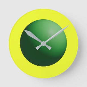 Groene bol op geel ronde klok
