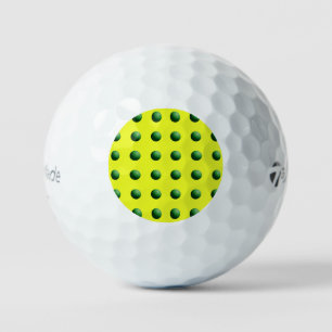 Groene bollen op geel golfballen