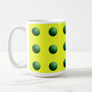 Groene bollen op geel koffiemok