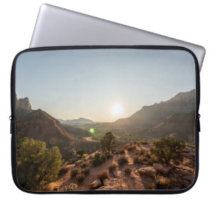 GROENE BOMEN OP BROWN MOUNTAIN TIJDENS DE DAG LAPTOP SLEEVE
