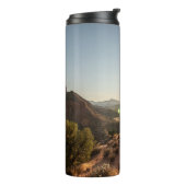 GROENE BOMEN OP BROWN MOUNTAIN TIJDENS DE DAG THERMOSBEKER (Gedraaid links)