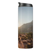 GROENE BOMEN OP BROWN MOUNTAIN TIJDENS DE DAG THERMOSBEKER (Geroteerd rechts)