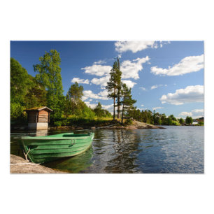 Groene boot in een fjord in Noorwegen Foto Afdruk