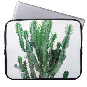 Groene cactus op witte achtergrond. laptop sleeve