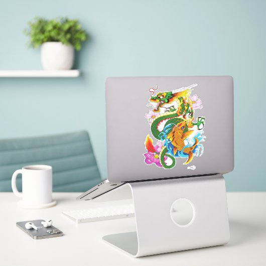 Groene Chinese Draak Koi Sticker (Laptop op bureau)
