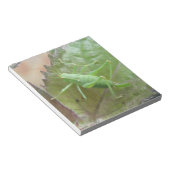 Groene cricket op een leder Notitieblok (Schuin)