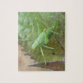 Groene cricket op een lederen puzzel legpuzzel (Verticaal)