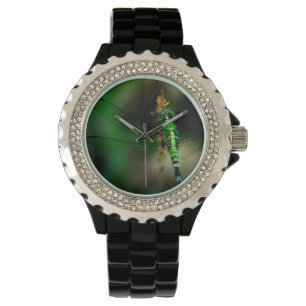 Groene dragonfly op vrouwen horloge