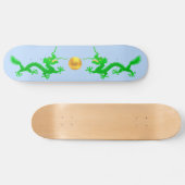 Groene Dragons met Golden Ball op Light Blue Skateboard (Horizontaal)