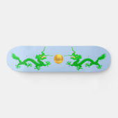 Groene Dragons met Golden Ball op Light Blue Skateboard (Horizontaal)