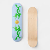 Groene Dragons met Golden Ball op Light Blue Skateboard (Voorkant)