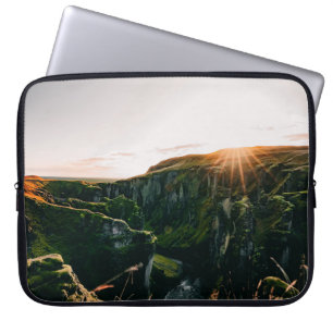 GROENE DRUKVELD EN MOUNTAIN TIJDENS DE DAG LAPTOP SLEEVE