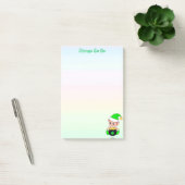 Groene elf- en goudmunten op pastelkleuren om een  post-it® notes (Kantoor)