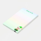 Groene elf- en goudmunten op pastelkleuren om een  post-it® notes (Schuin)