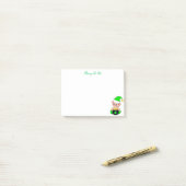 Groene elf & gouden munten op wit post-it® notes (Op bureau)