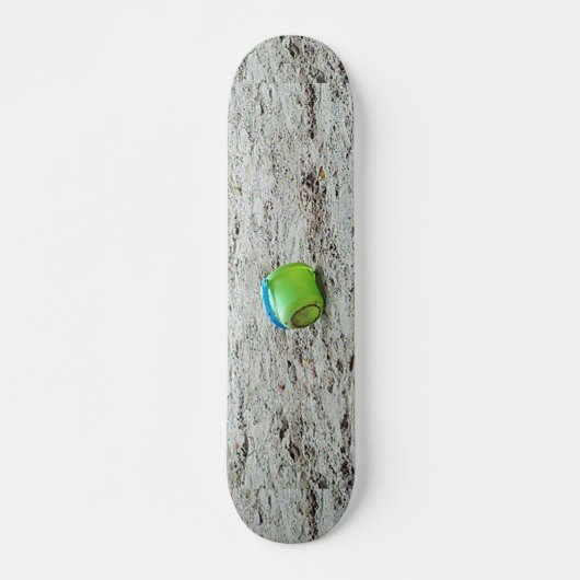 Groene emmer in Zand Beach, Summer Fun Skateboard (Voorkant)