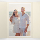 Groene en beige tropische Monstera verlaat bruilof Drieluik Uitnodiging (Binnenkant midden)