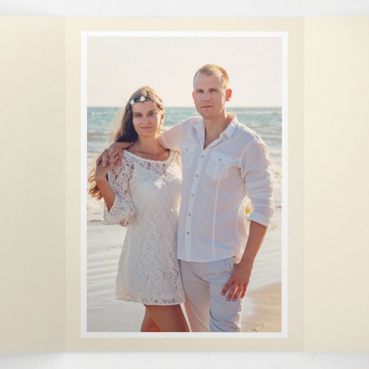 Groene en beige tropische Monstera verlaat bruilof Drieluik Uitnodiging (Binnenkant midden)