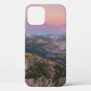 GROENE EN BROEIENDE MOUNTAINE ONDER CLOUDY SKY TIJ iPhone 12 HOESJE