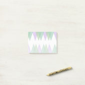 Groene en lila driehoeken post-it® notes (Op bureau)