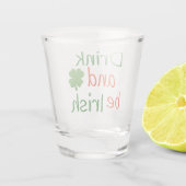 Groene en rode klaver St Patrick's Day Shot Glas (Achterkant)