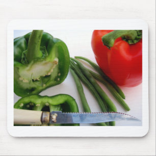 Groene en rode paprika's met bonen muismat