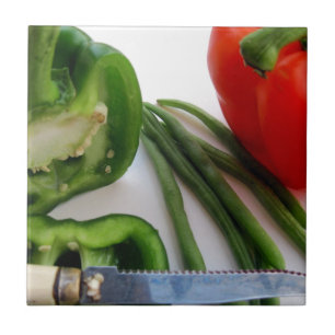 Groene en rode paprika's met bonen tegeltje