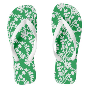 Groene en witte flora die patroon herhalen teenslippers