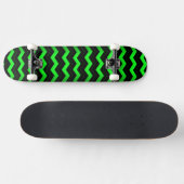 Groene en zwarte accessoire op heldergroen skateboard (Horizontaal)