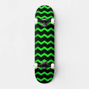 Groene en zwarte accessoire op heldergroen skateboard