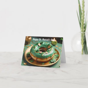 Groene geglazuurde donut versierd met vierbladige kaart