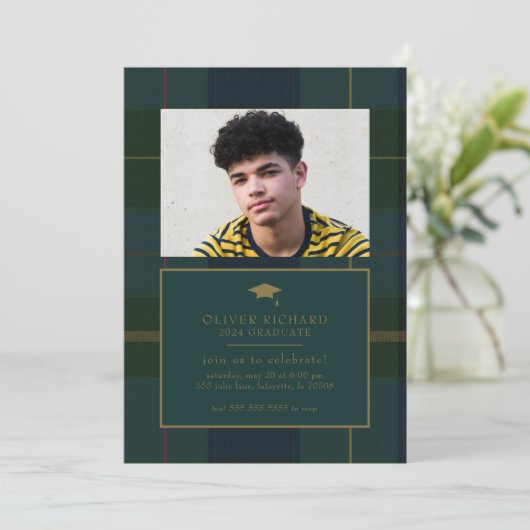 Groene geruite uitnodiging voor afstudeeruitnodigi (Staand voorkant)