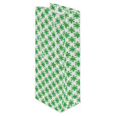 Groene gestippelde sterren op wit wijn cadeautas (Voorkant Gekanteld)