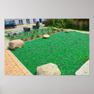 Groene glas mulch in tuin in Schwerin, Duitsland Poster