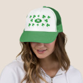 Groene glinsterende Shamrocks met monogram St Patr Trucker Pet (In situ)
