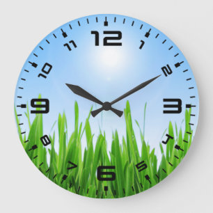 Groene gras tuin met blauwe lucht ontwerp grote klok