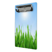 Groene gras tuin met blauwe lucht ontwerp mini klembord (Angled2)