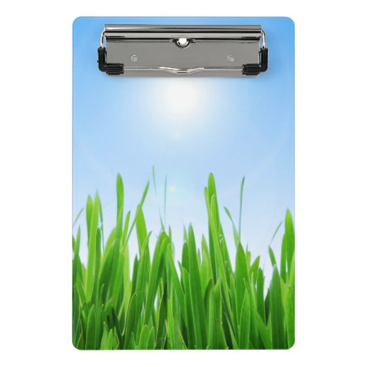 Groene gras tuin met blauwe lucht ontwerp mini klembord (Voorkant)