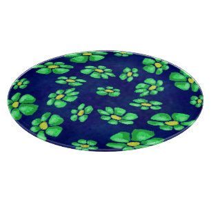 Groene grillige bloemen madeliefjes op blauwe acht snijplank