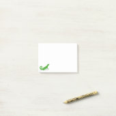 Groene hagedis post-it® notes (Op bureau)