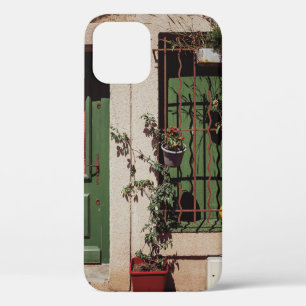 GROENE HOUTEN DEUR MET GROEN PLANT iPhone 12 HOESJE