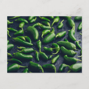 Groene Jalapeno Peppers op concrete achtergrond Briefkaart