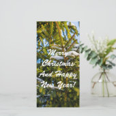 Groene kerstboom in sneeuw feestdagenkaart (Staand voorkant)