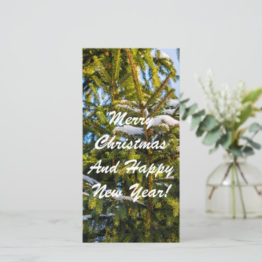 Groene kerstboom in sneeuw feestdagenkaart (Staand voorkant)