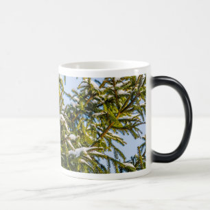 Groene kerstboom in sneeuw magische mok