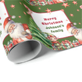 Groene Kerstmis Gepersonaliseerde Kerstman en Elf Cadeaupapier (Rol Hoek)